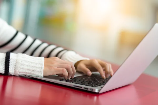 Vrouw werkt op laptop computer — Stockfoto