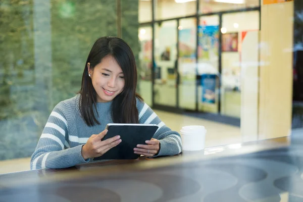 Vrouw met behulp van digitale tablet in café — Stockfoto