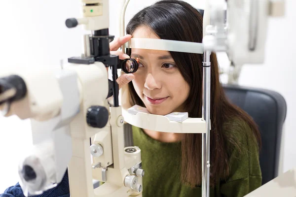 Femme lors d'un examen des yeux à la clinique — Photo