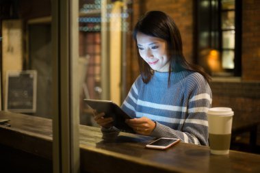 kahve dükkanında tablet pc kullanan kadın
