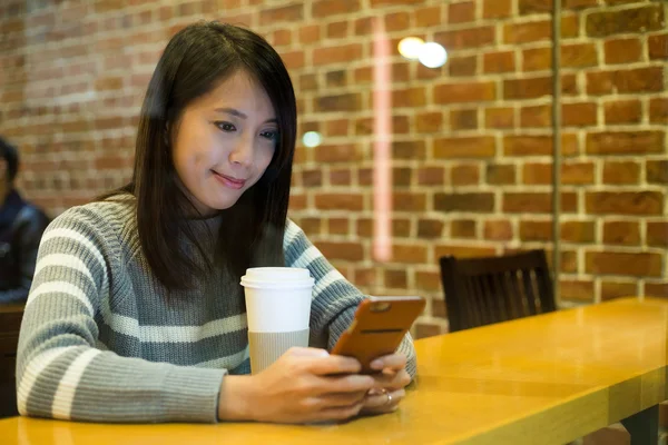Femme utilisant un téléphone portable au café — Photo