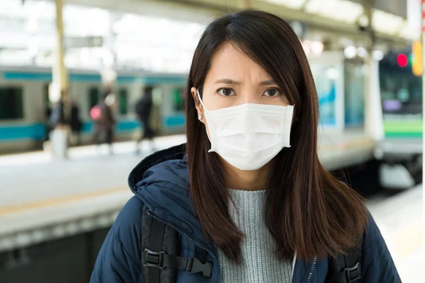 Woman wearing face mask at train platform — Stock Photo, Image