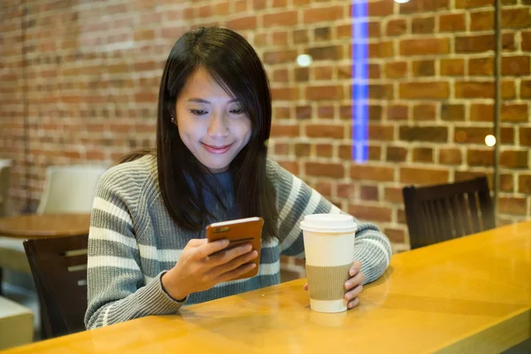 Femme appréciant son café avec téléphone portable — Photo