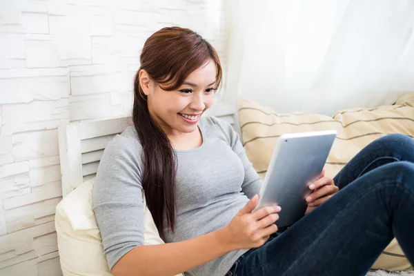 Vrouw die thuis tablet pc gebruikt — Stockfoto