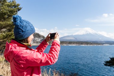 kadın alarak fotoğraf dağ Fuji