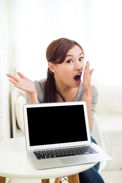 Mujer mostrando la pantalla en blanco de la computadora portátil — Foto de Stock