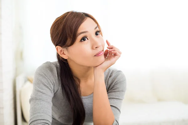 Mujer pensando en algo — Foto de Stock