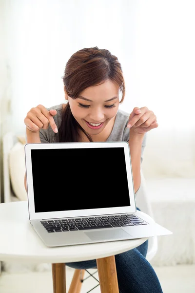 Frau mit Fingern zeigt auf Laptop-Computer — Stockfoto