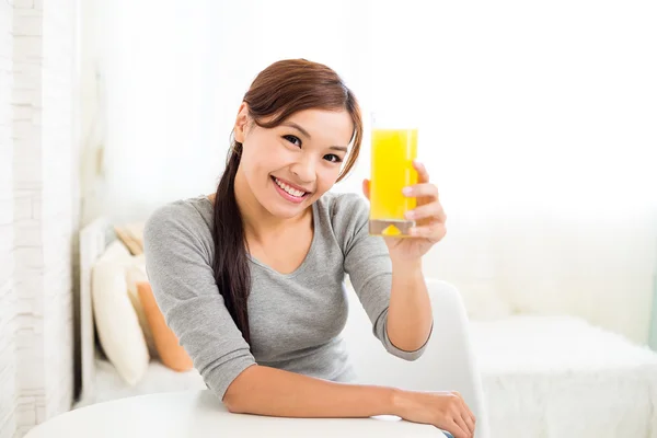 Mujer que tiene jugo de naranja —  Fotos de Stock