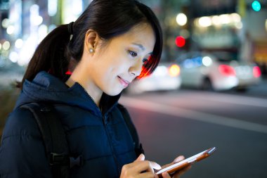 Kadın cep telefonundan kısa mesaj gönderme