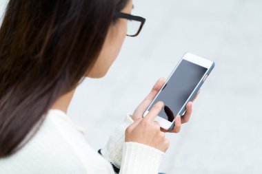 Cep telefonu kullanan kadın