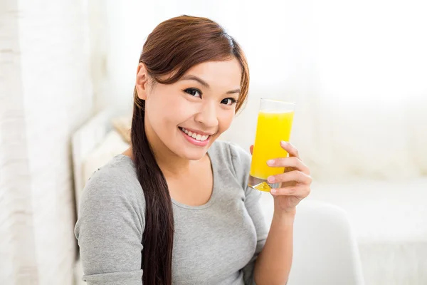 Woman having orange juice — Stock Photo, Image