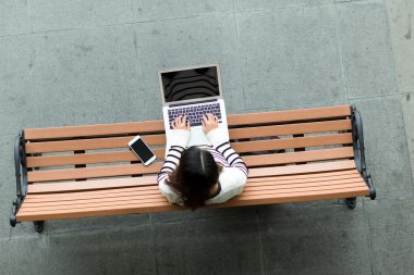 dizüstü bilgisayarda yazarak kadın