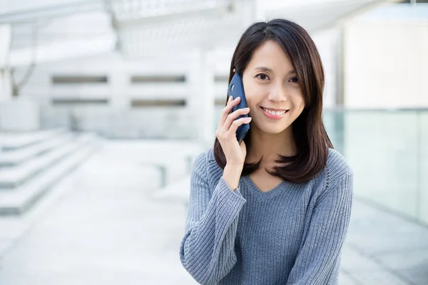 Kvinna pratar på mobiltelefon — Stockfoto