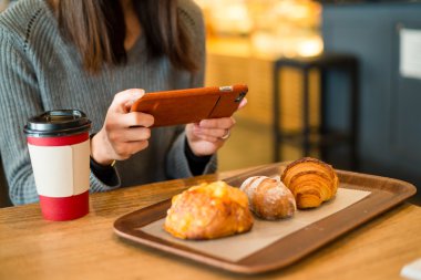 Kadını kabul fotoğraf ona kahvaltı