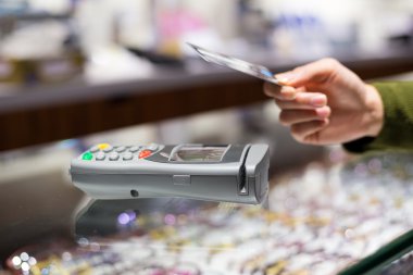 Kredi kartı ile ödeme kadın