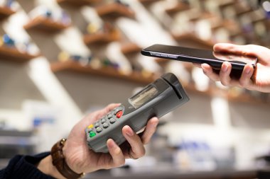 Kadın ödeme Nfc cep telefonuyla tarafından 