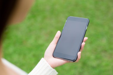 Cep telefonu kullanan kadın