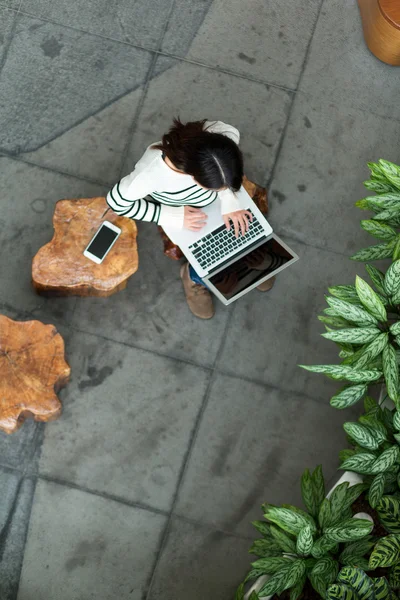 Vrouw met laptop computer — Stockfoto