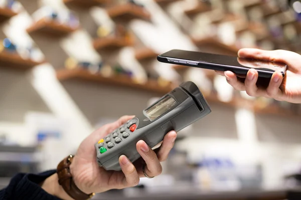 Mulher checkout por telefone celular por NFC — Fotografia de Stock