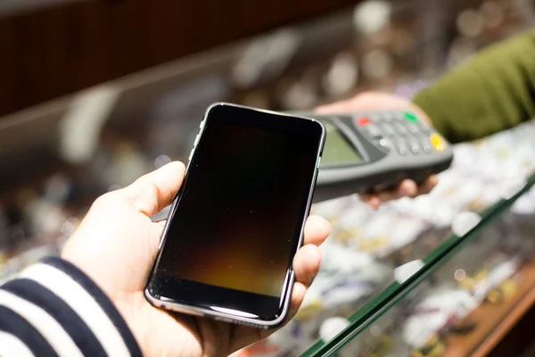 Frau benutzt Handy zum Bezahlen der Rechnung — Stockfoto