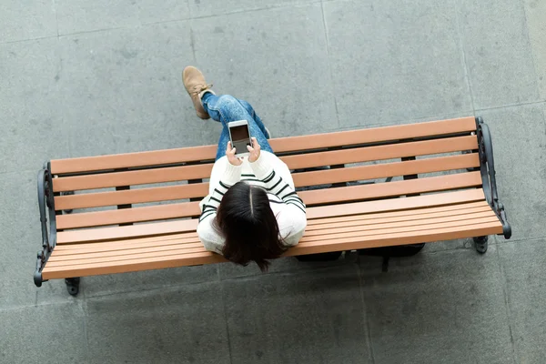 Vrouw op Bank gebruik mobiele telefoon — Stockfoto