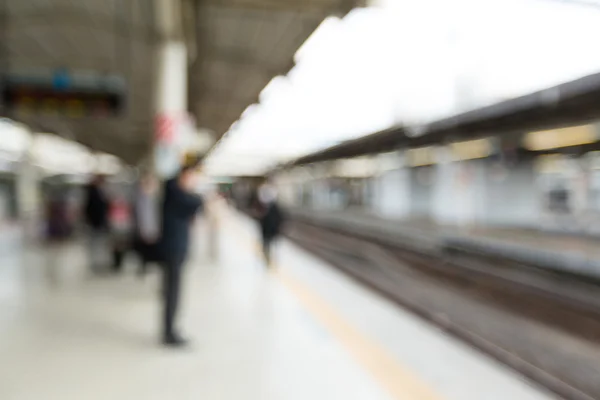 Tren platformu görünümünü bulanıklık — Stok fotoğraf