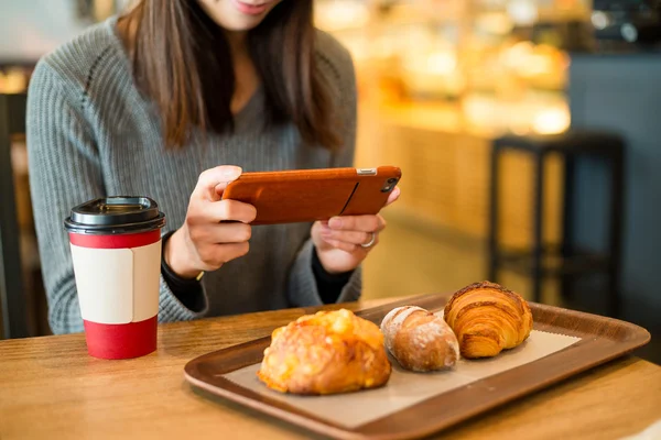 Mujer tomando fotos en panadería —  Fotos de Stock