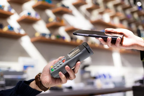 Frau benutzt Handy zum Bezahlen der Rechnung — Stockfoto