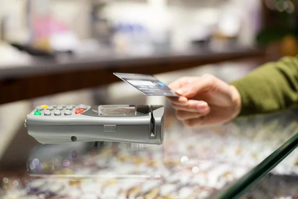 Woman paying on credit card — Stock Photo, Image