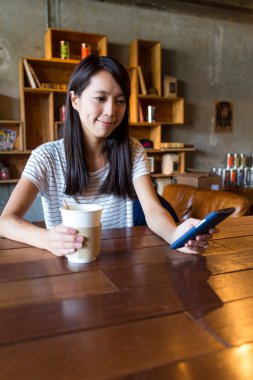 kahve zevk ve cep telefonuyla kadın