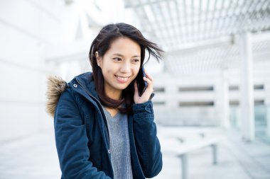 Kadın cep telefonuyla konuşuyor.