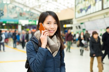 kadın tren istasyonunda cep telefonunda söz