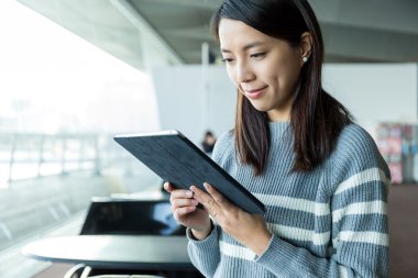 kahve dükkanında dijital tablet kullanan kadın