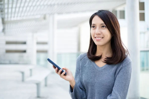 Kvinna med smart telefon vid utomhus — Stockfoto