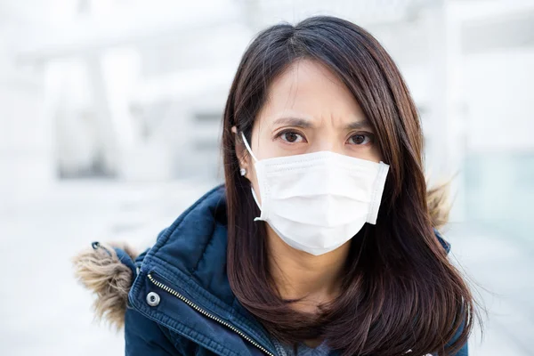 Vrouw met beschermend gezichtsmasker — Stockfoto