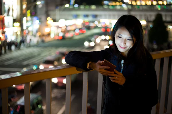 Kvinna som använder smarttelefon på natten — Stockfoto