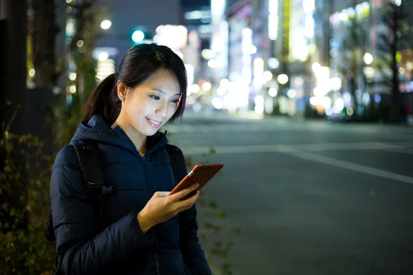 Mulher usando telefone celular à noite — Fotografia de Stock