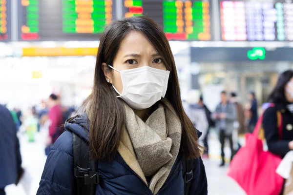 Mujer con mascarilla médica — Foto de Stock