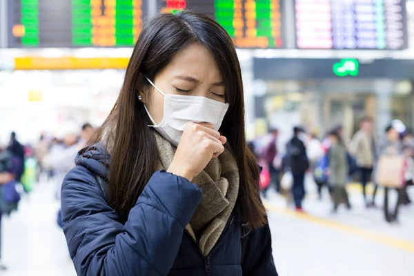 Vrouw onwel in treinstation — Stockfoto