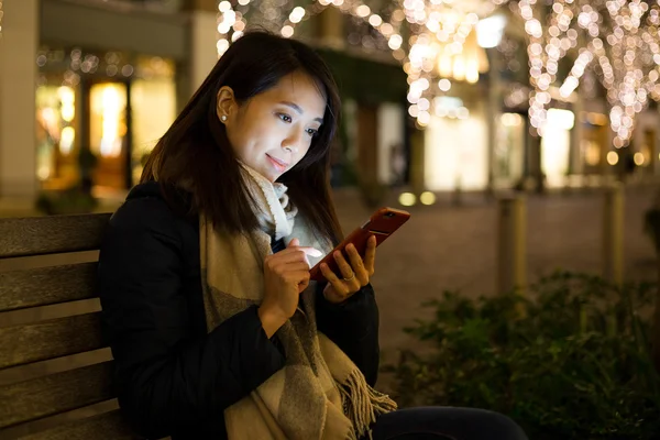 Mujer usando teléfono inteligente en Tokio — Foto de Stock