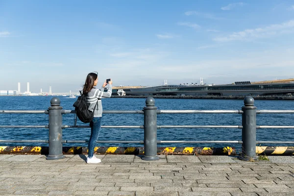 Kvinnan tar foto på Yokohama harbor — Stockfoto