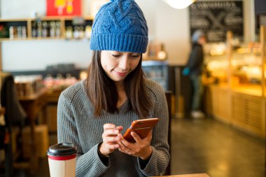 kahve dükkanında cep telefonu kullanan kadın  