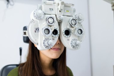 Kadının göz testi optik Kliniği yapması