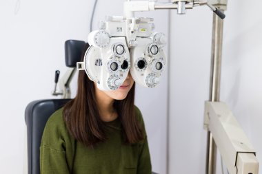 Kadının göz testi optik Kliniği yapması