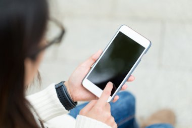 Cep telefonu kullanan kadın