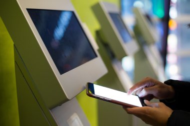 Vending sistemi üzerinde ödeme için cep telefonu kullanan kadın