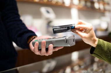 Kredi kartı ile ödeme kadın