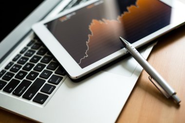 İş çizelgeleri bir ekran ile dijital tablet