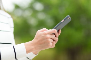 kadın gönderen mesaj cep telefonu üzerinde 